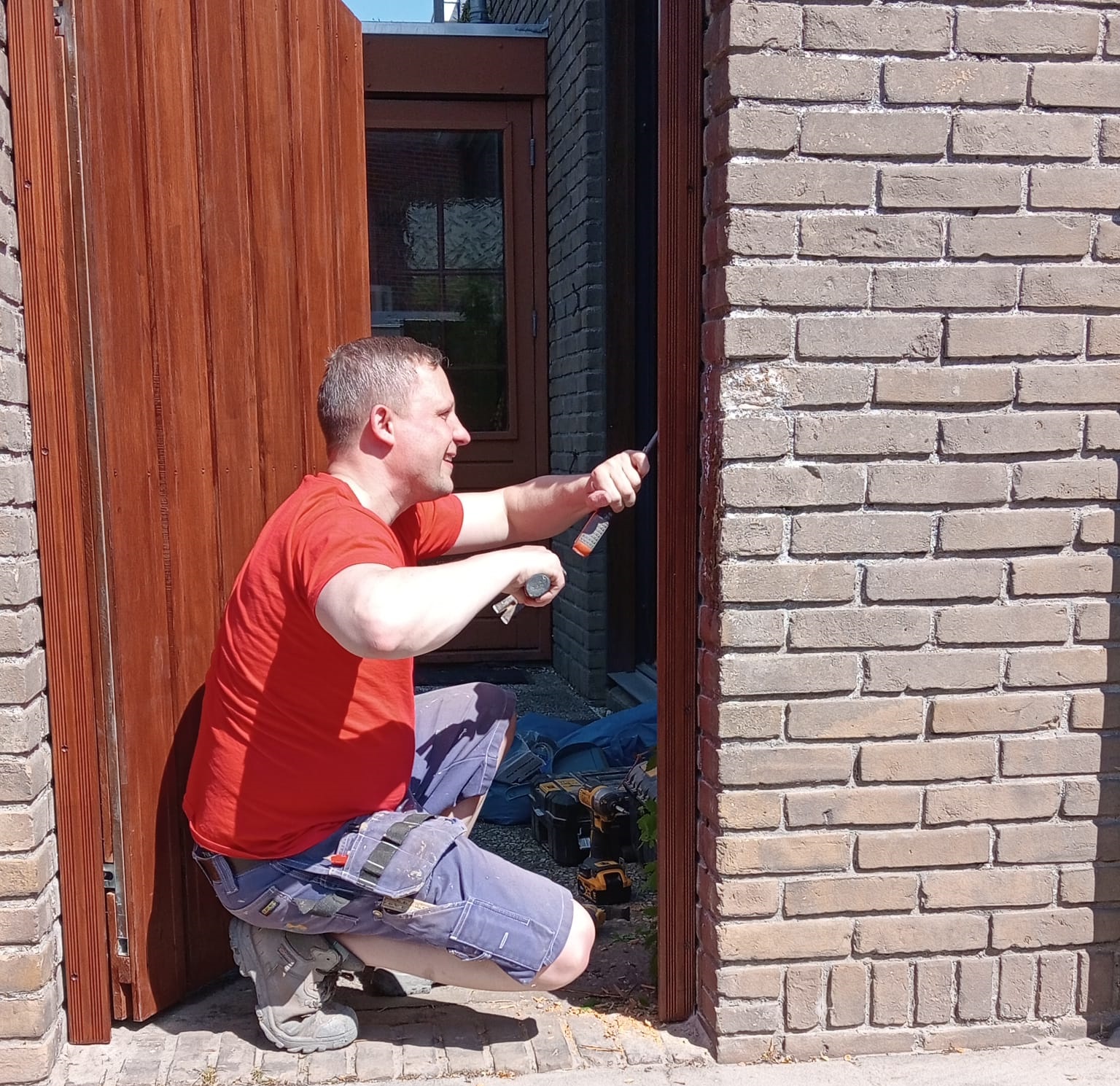 Andrzej Sygieniewicz aan het werk bij een houten deurkozijn