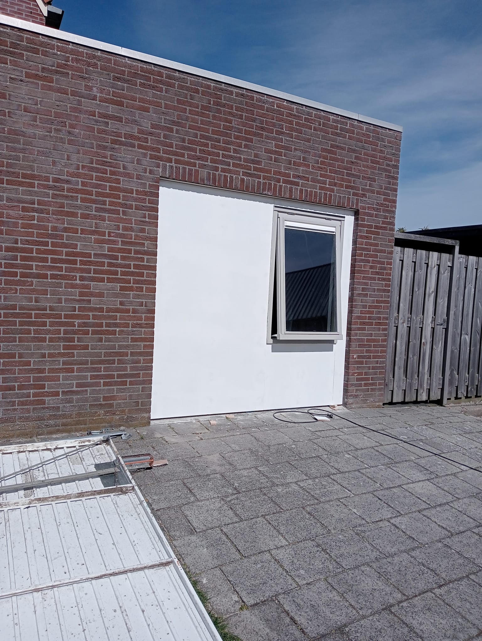 Na: wand met raam