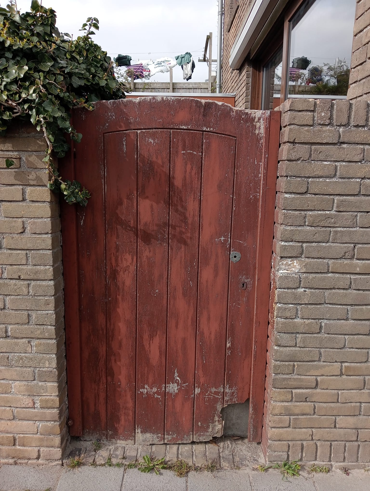 Voor: hard houten poort en kozijn