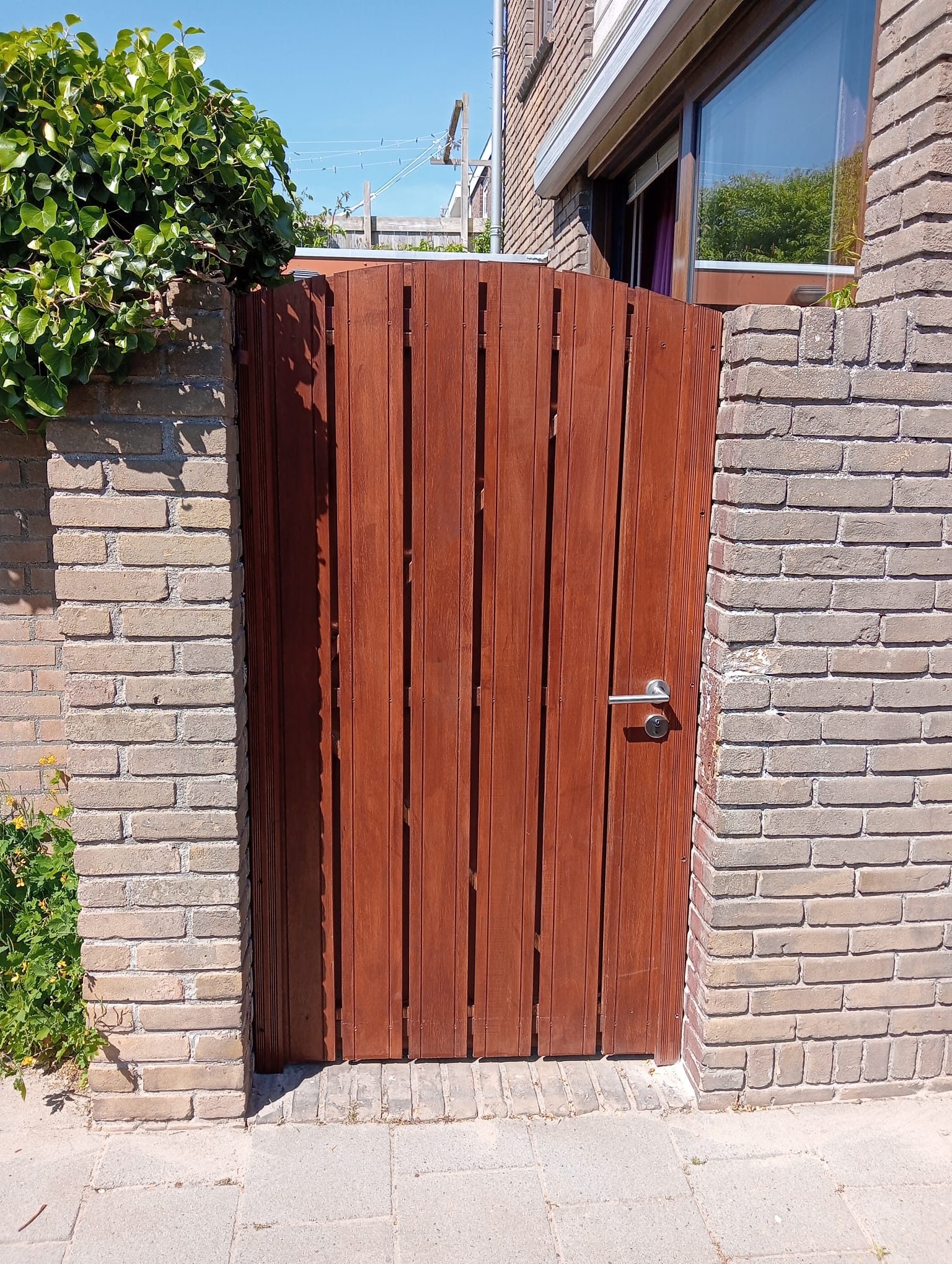 Na: hard houten poort en kozijn